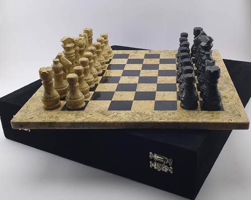 Inspire Imports 30cm Natural Tan Fossil and Black Onyx Stone Chess Set