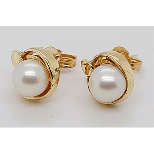 9 Carat Yellow Gold 5mm White Cultured Pearl Stud Earrings